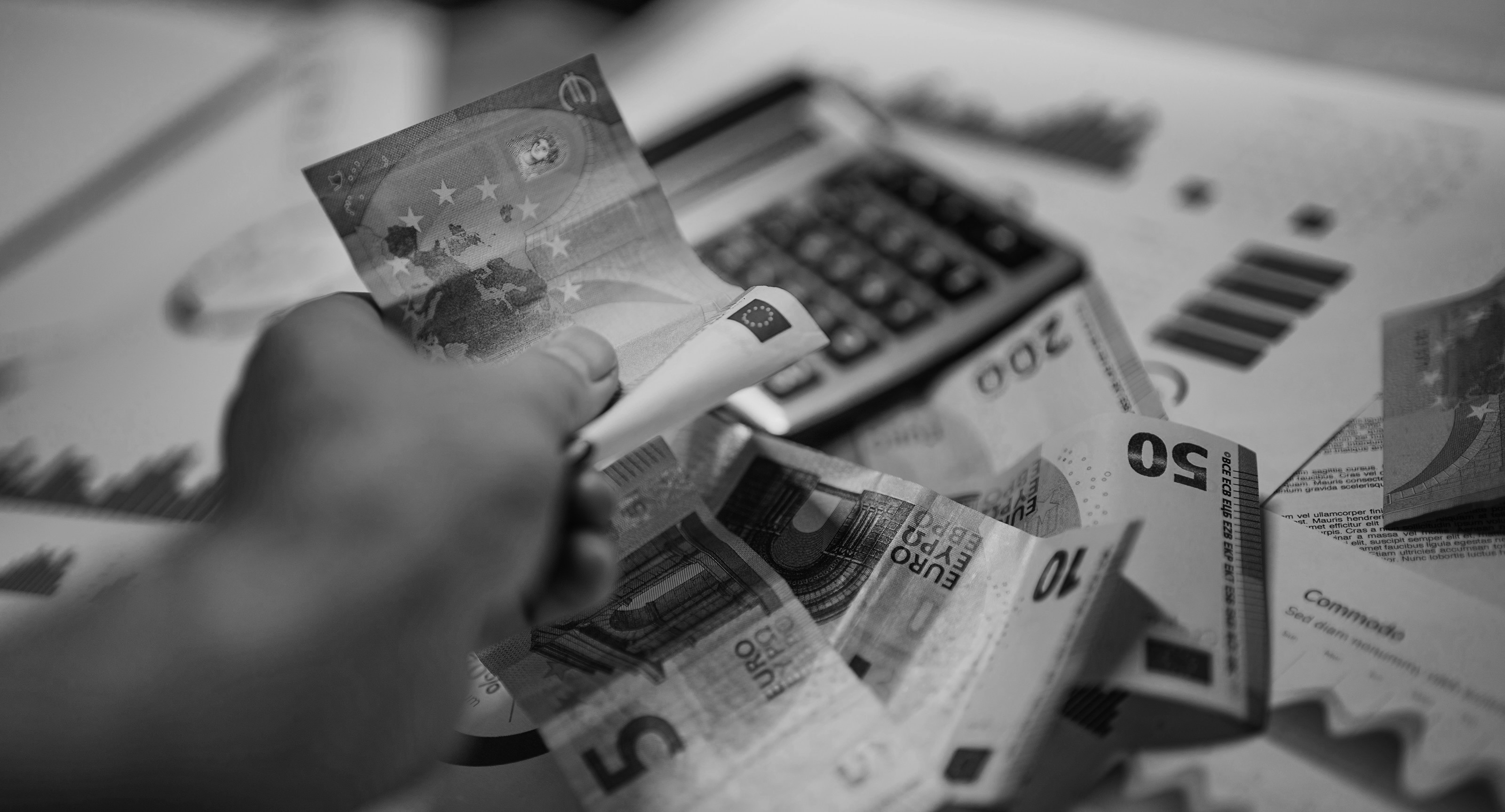 Χαρτονομίσματα ευρώ και αριθμομηχανή